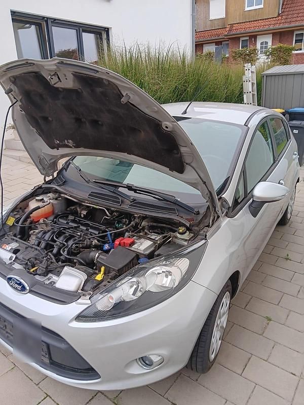 Gebraucht Ford Fiesta 59 PS (43 kW) 2012 Silber Kleinwagen