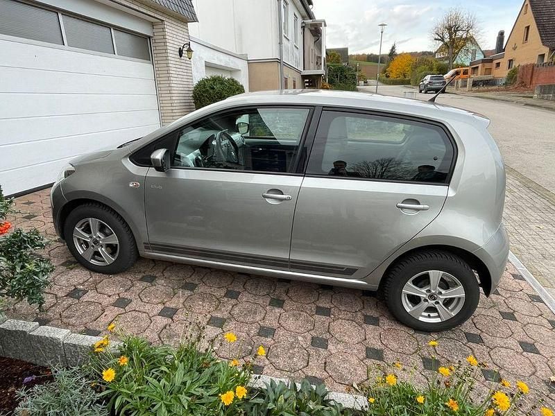 Grau Gebraucht 2016 VW up! CLUB Kleinwagen | 6.900 € (Guter Preis) - Bild 1/4