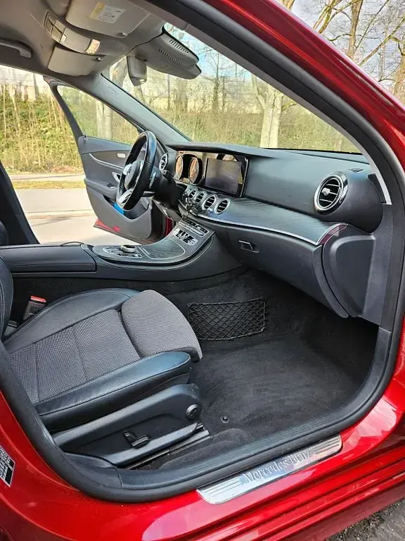 Usado Mercedes E220 194 CV (142 kW) 2019 Rojo Familiar