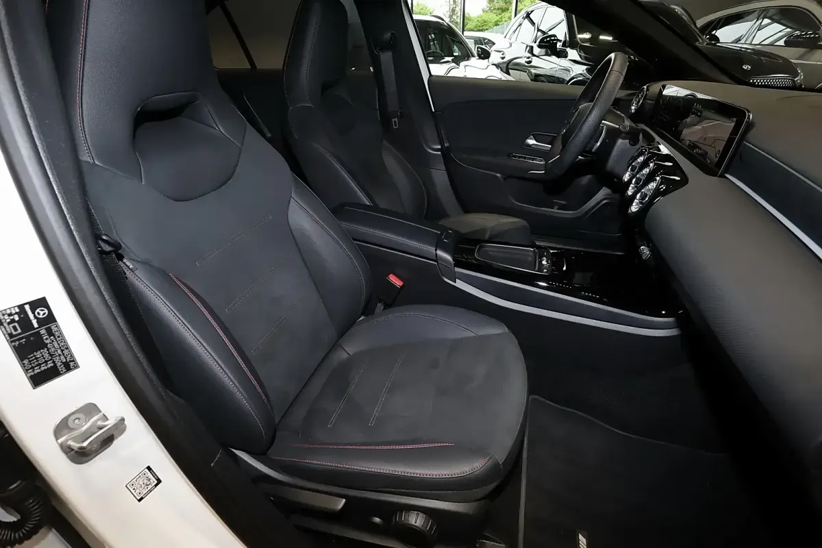 Gebraucht Mercedes A250 AMG 224 PS (164 kW) 2025 Unilack polarweiß Limousine