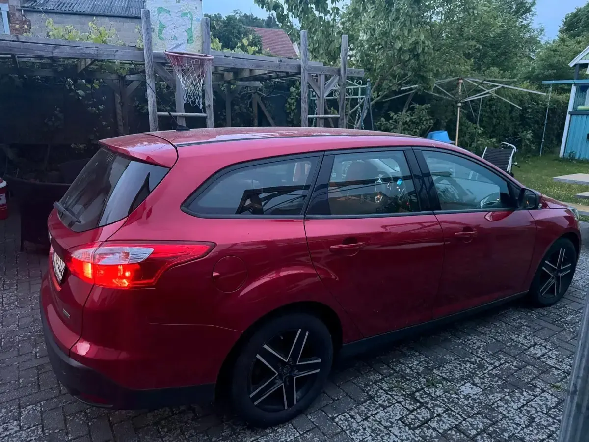 Gebraucht Ford Focus 100 PS (73 kW) 2014 Rot Kombi