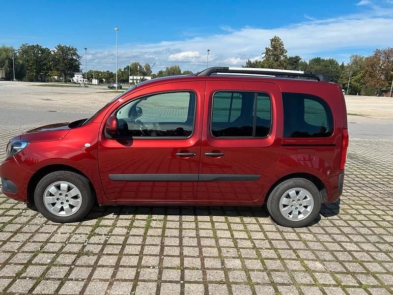 Rot Gebraucht 2018 Mercedes Citan 112 Kombi | 15.350 € (Fairer Preis) - Bild 1/4