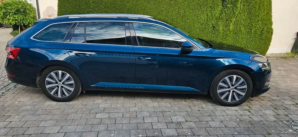 Gebraucht Skoda Superb Premium Edition 150 PS (110 kW) 2022 Modra lava/lava blau Kombi