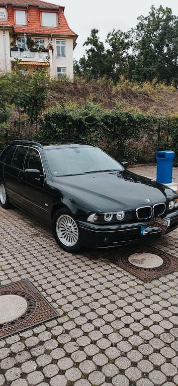 Schwarz Gebraucht 2003 BMW 520 Exclusive Kombi | 3.950 € (Fairer Preis) - Bild 1/4