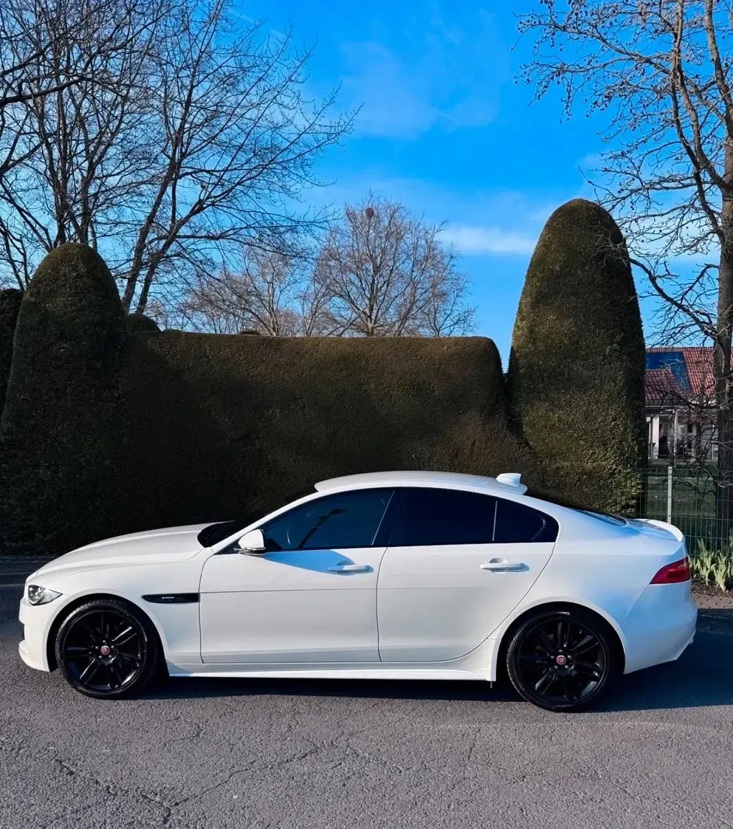 Gebraucht Jaguar XE R-Sport 180 PS (132 kW) 2019 Weiß Limousine