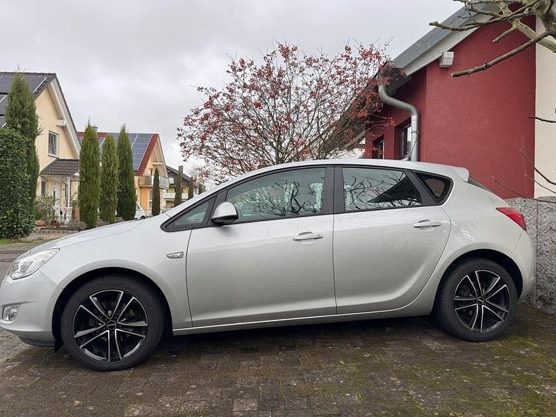 Silber Gebraucht 2012 Opel Astra Limousine | 4.400 € (Guter Preis) - Bild 1/4