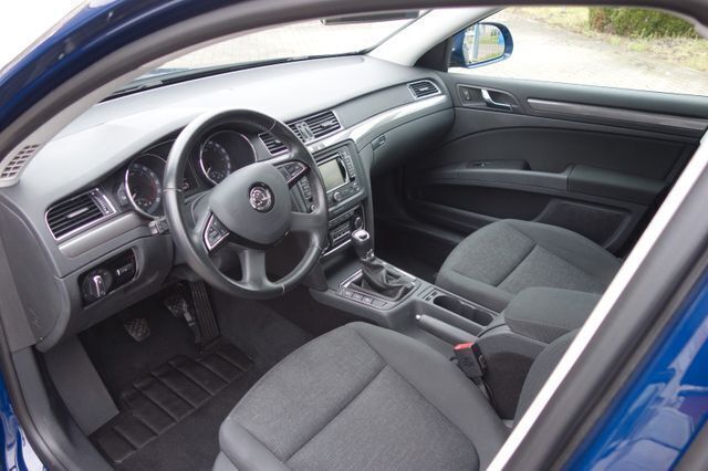 Gebraucht Skoda Superb Active 105 PS (77 kW) 2015 Blau Kombi