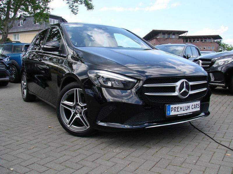 Nachtschwarz Gebraucht 2020 Mercedes B180 AMG Van / Kleinbus | 22.980 € (Guter Preis) - Bild 1/4