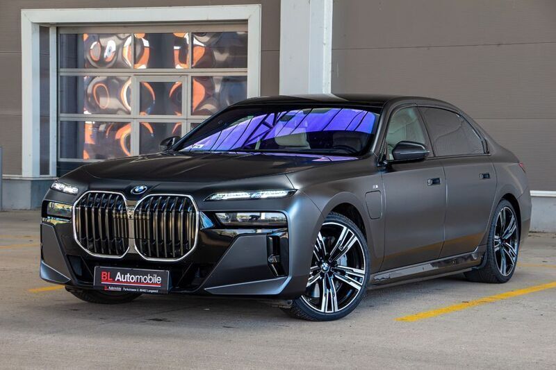 Grau Gebraucht 2023 BMW 750e Executive Limousine | 101.990 € (Fairer Preis) - Bild 1/4