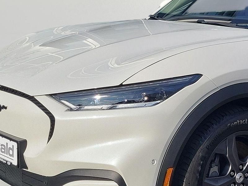 Gebraucht Ford Mustang Mach-E Basis 216 kW (294 PS) 2021 Starweiß metallic SUV