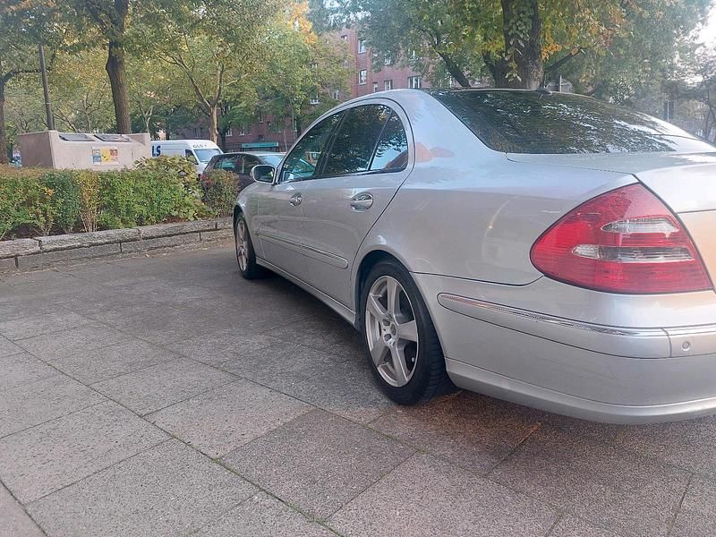 Silber Gebraucht 2002 Mercedes E240 Avantgarde Limousine | 4.000 € (Etwas zu teuer) - Bild 1/4