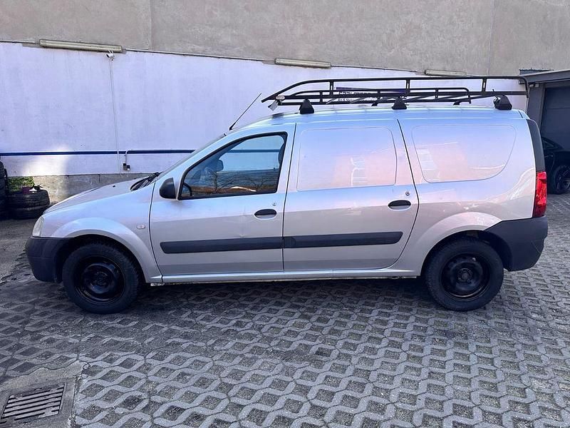 Gebraucht Dacia Logan Ambiance 84 PS (61 kW) 2011 Silber Van / Kleinbus