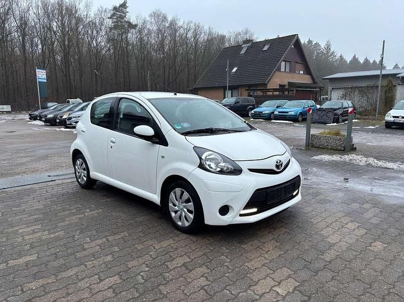 Gebraucht Toyota Aygo Cool 68 PS (50 kW) 2013 Weiß Kleinwagen