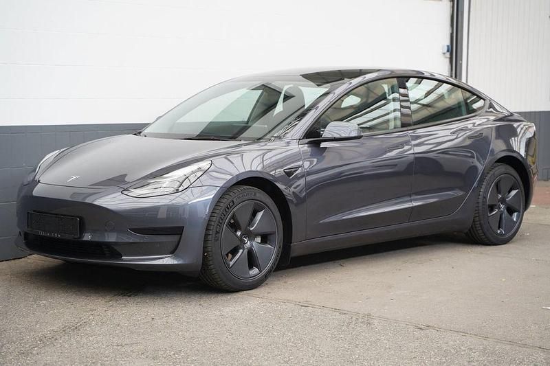 Grau Gebraucht 2022 Tesla Model 3 Standard Range Limousine | 27.350 € (Fairer Preis) - Bild 1/4