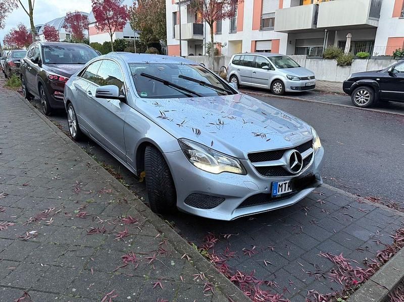 Silber Gebraucht 2014 Mercedes E220 Coupé | 8.900 € (Superpreis) - Bild 1/4