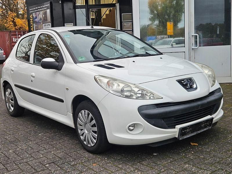 Weiß Gebraucht 2012 Peugeot 206+ Basis Kleinwagen | 3.490 € (Fairer Preis) - Bild 1/4