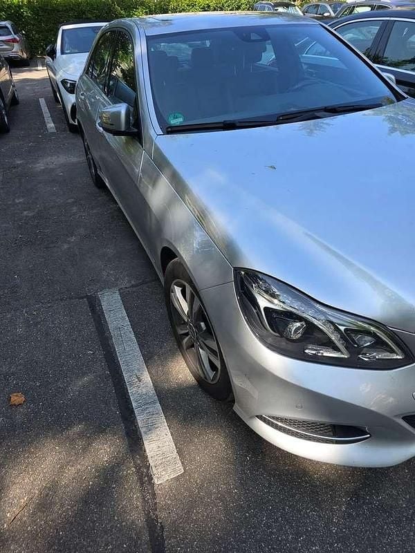 Silber Gebraucht 2014 Mercedes E200 Limousine | 13.900 € (Superpreis) - Bild 1/4