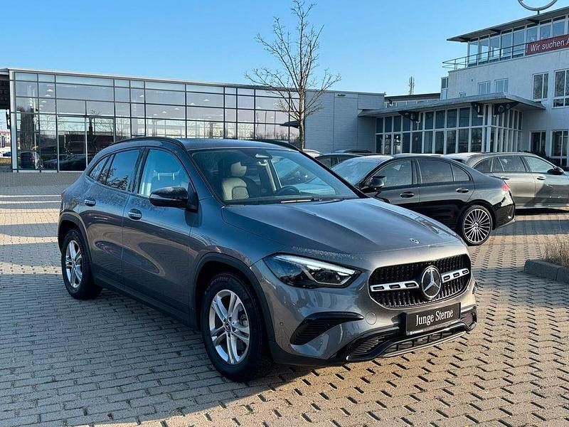 Gebraucht Mercedes GLA200 Progressive 163 PS (119 kW) 2025 Metalliclack mountaingrau SUV