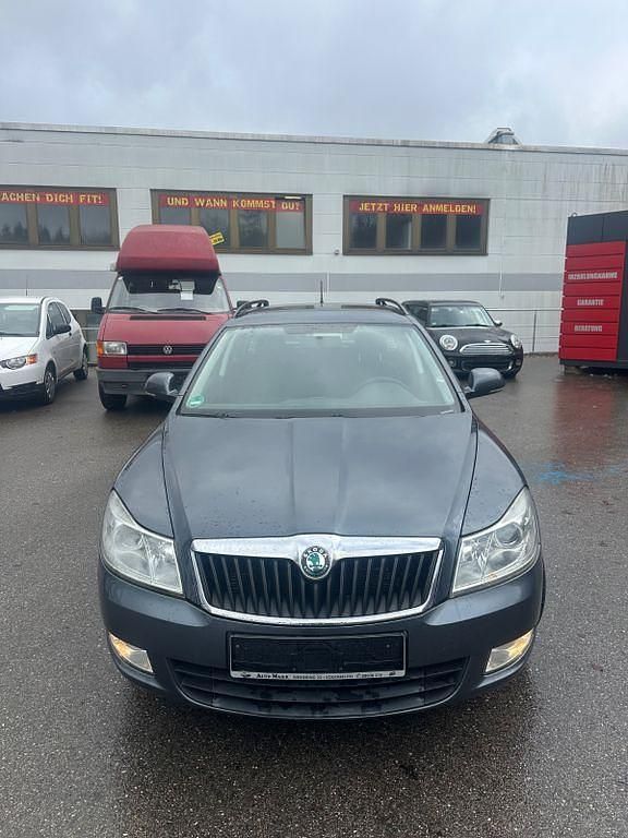 Grau Gebraucht 2012 Skoda Octavia Ambition Kombi | 2.900 € (Superpreis) - Bild 1/4