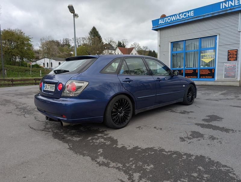 Blau Gebraucht 2002 Lexus IS300 Kombi | 6.000 € - Bild 1/4