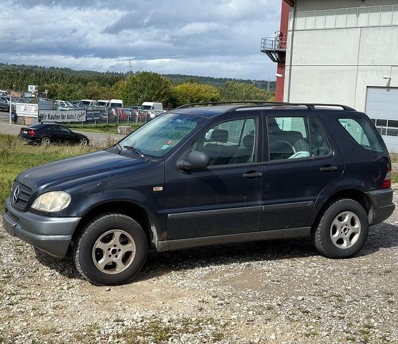 Blau Gebraucht 2000 Mercedes ML230 SUV | 1.800 € (Superpreis) - Bild 1/4