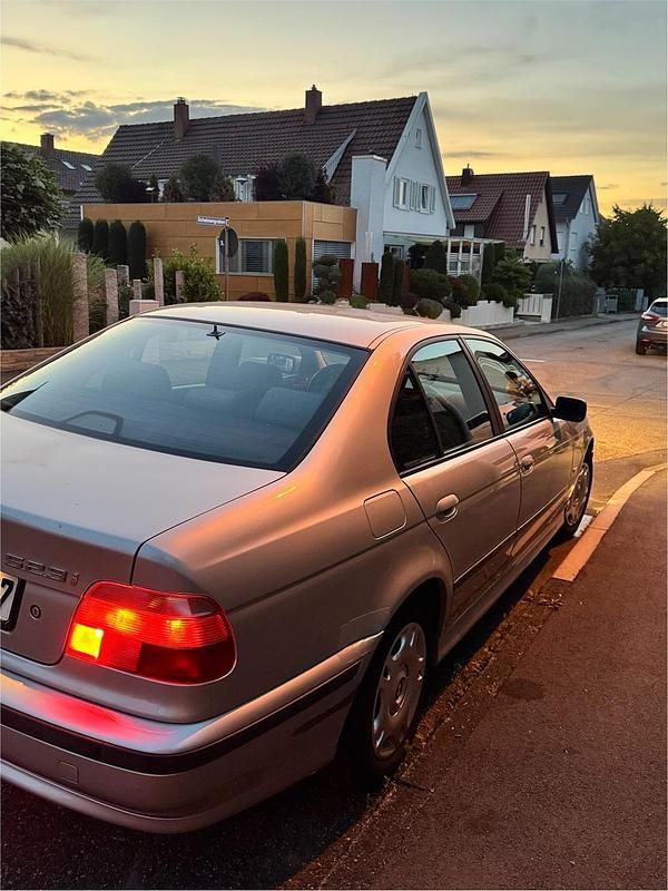 Grau Gebraucht 2000 BMW 523 Limousine | 2.300 € (Guter Preis) - Bild 1/4