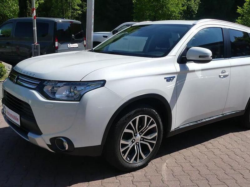 Weiß Gebraucht 2015 Mitsubishi Outlander P-HEV SUV | 14.990 € (Fairer Preis) - Bild 1/4