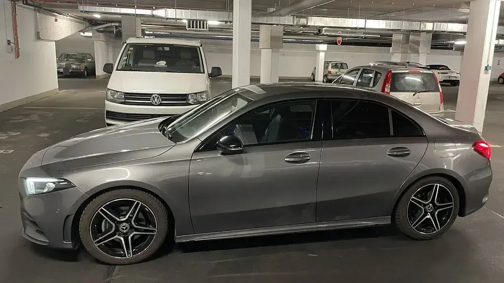 Gebraucht Mercedes A180 AMG line 136 PS (100 kW) 2019 Grau Limousine