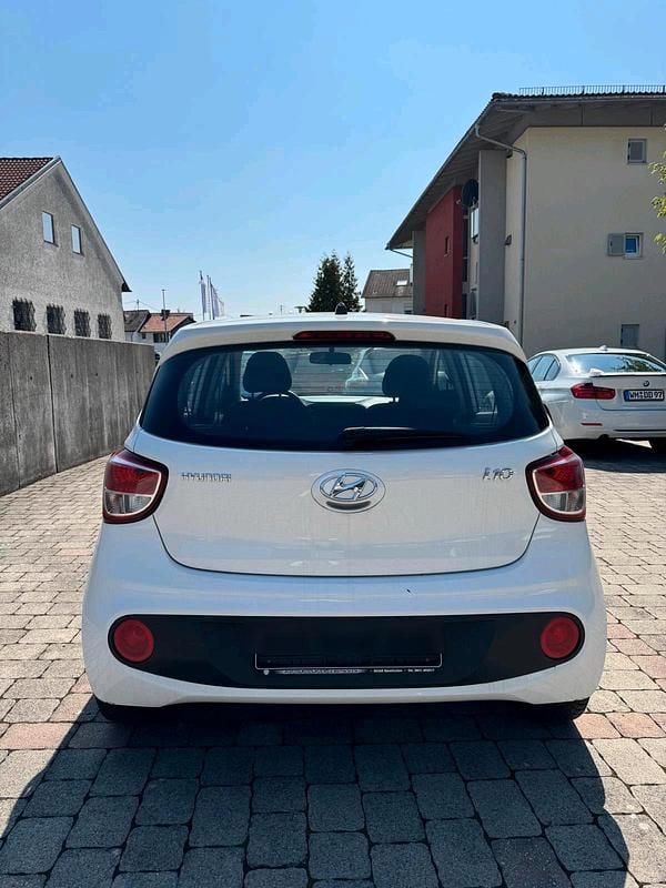 Gebraucht Hyundai i10 69 PS (50 kW) 2017 Weiß Kleinwagen