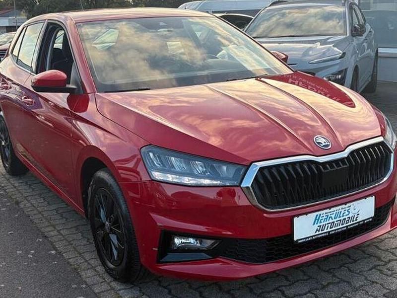 Rot Gebraucht 2021 Skoda Fabia Kleinwagen | 13.990 € (Fairer Preis) - Bild 1/4