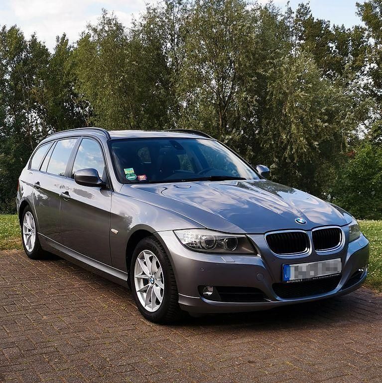 Silber Gebraucht 2010 BMW 318 Comfort Edition Kombi | 6.200 € (Fairer Preis) - Bild 1/4