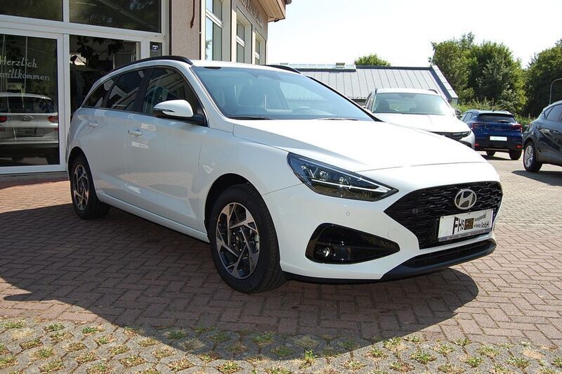 Weiß Neu 2024 Hyundai i30 Style Limousine | 22.990 € (Etwas zu teuer) - Bild 1/4