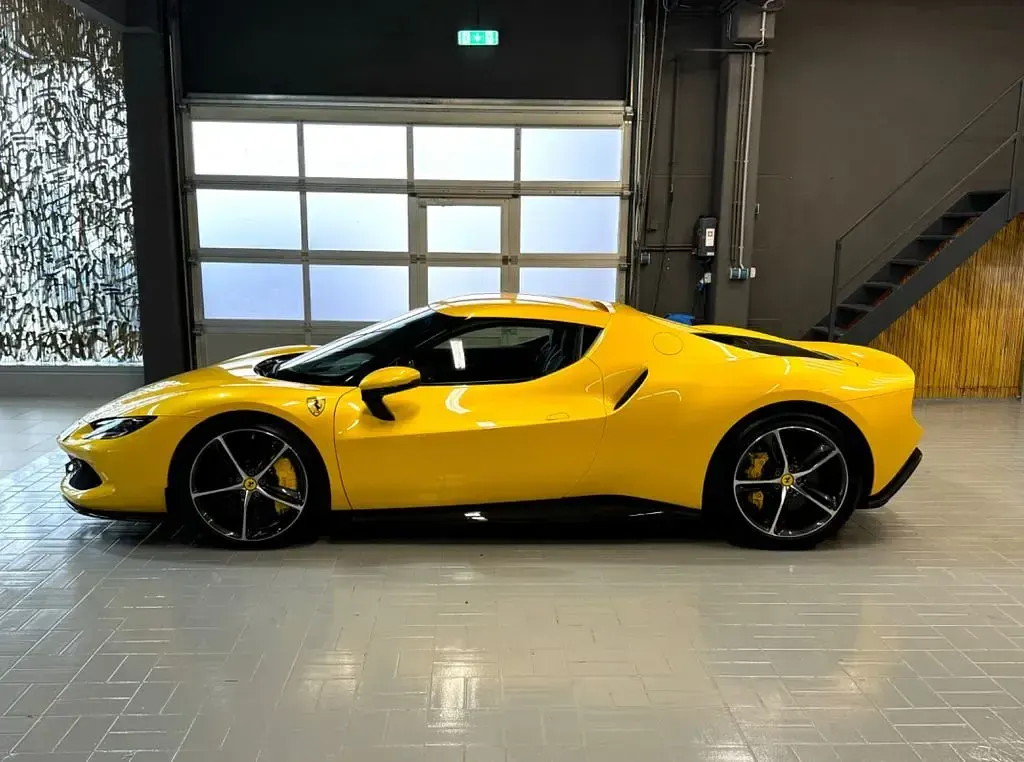 Gebraucht Ferrari 296 829 PS (609 kW) 2025 Gelb Coupé