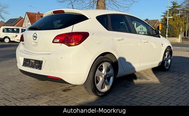 Gebraucht Opel Astra 116 PS (85 kW) 2012 Weiß Limousine