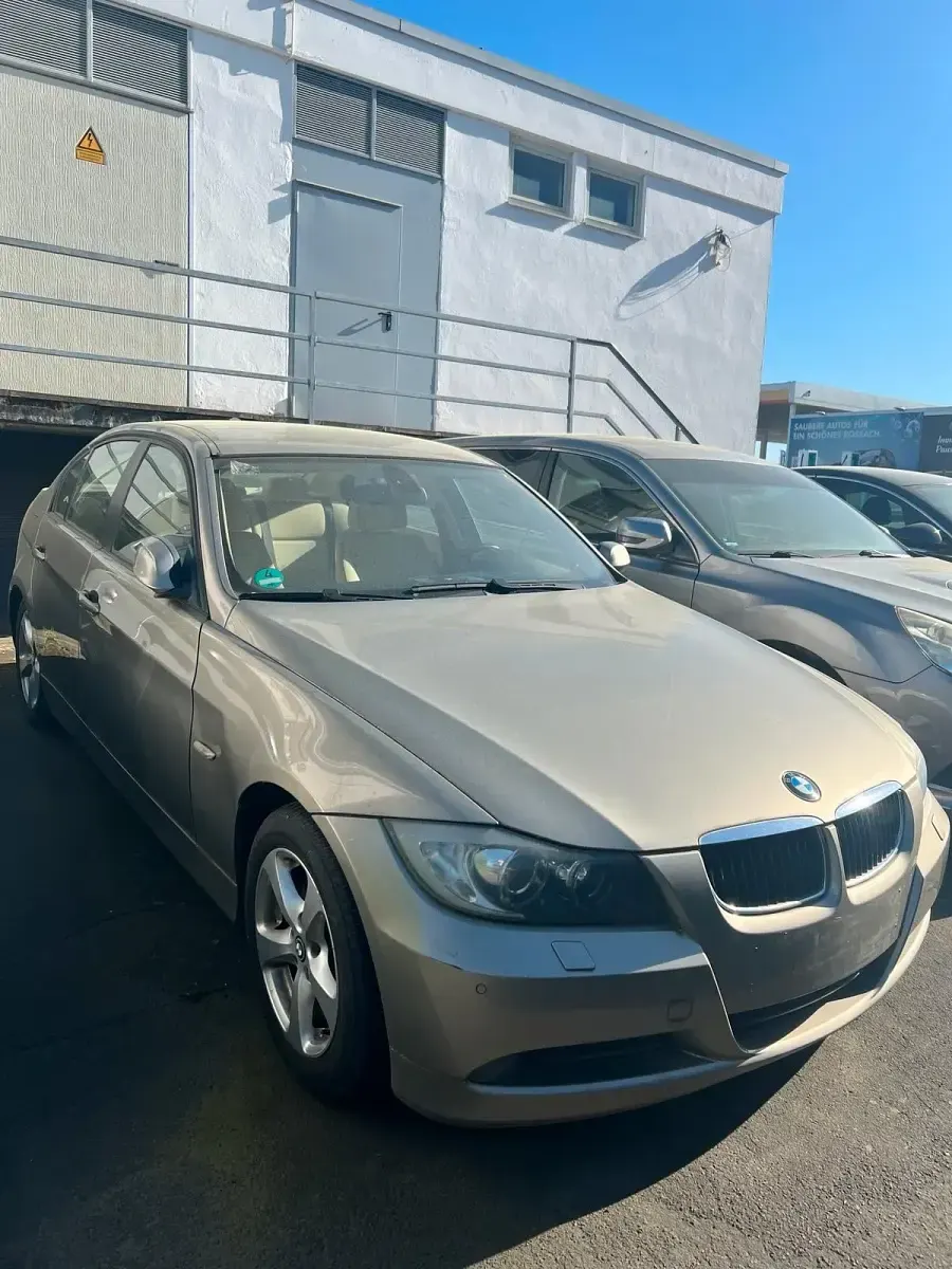 Gebraucht BMW 318 143 PS (105 kW) 2008 Gold Limousine