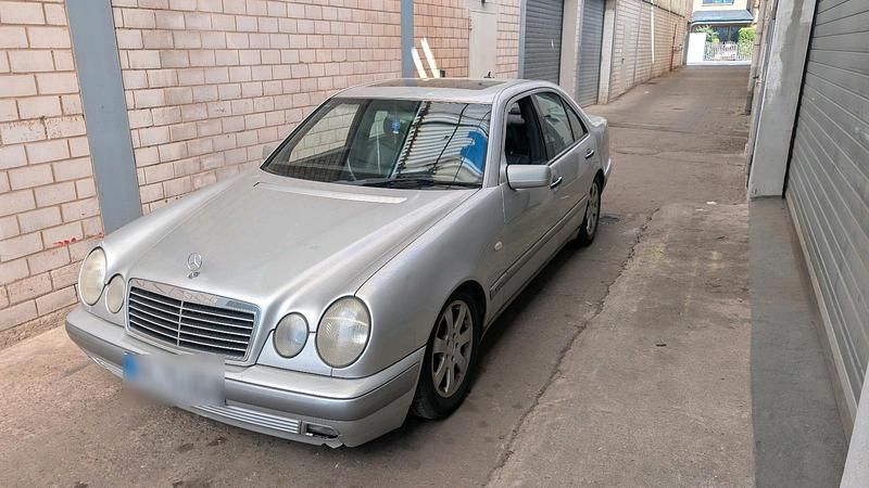 Second-hand Mercedes E320 220 CP (161 kW) 1996 Argintiu Berlinǎ
