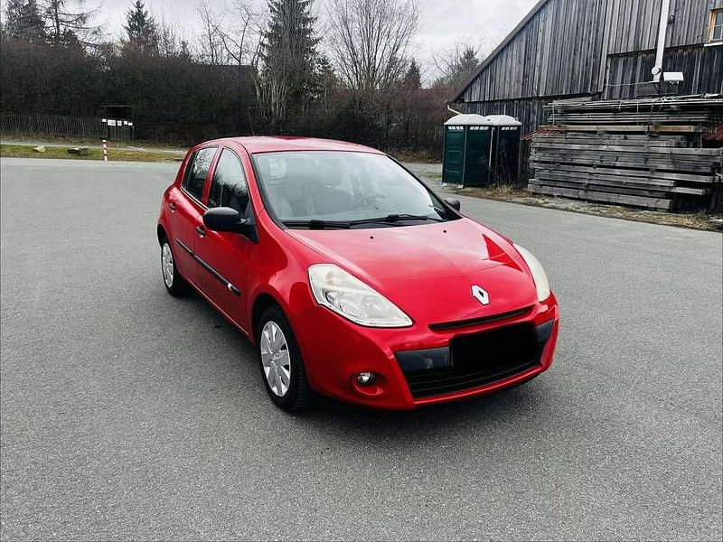 Second-hand Renault Clio II Expression 75 CP (55 kW) 2009 Roșu Hatchback
