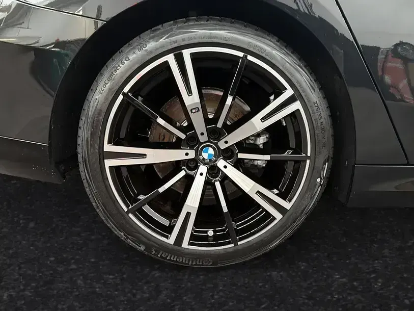 Gebraucht BMW 520 M Sport 197 PS (144 kW) 2025 Black sapphire metallic Kombi