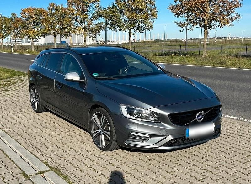 Grau Gebraucht 2017 Volvo V60 Business Edition Kombi | 16.200 € (Fairer Preis) - Bild 1/4