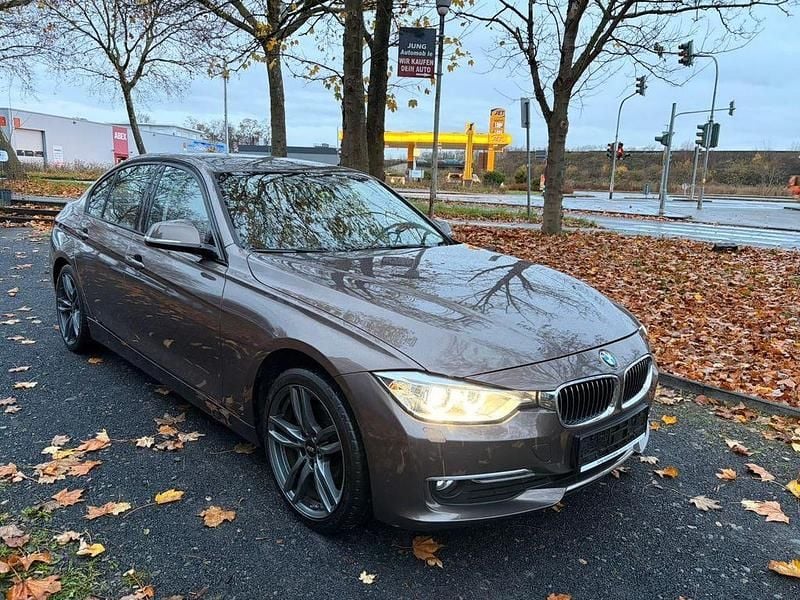Braun Gebraucht 2013 BMW 320 Comfort Edition Limousine | 13.999 € (Fairer Preis) - Bild 1/4