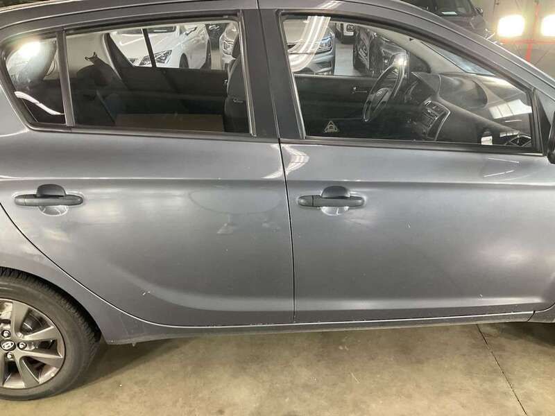 Grau Gebraucht 2014 Hyundai i20 Edition Limousine | 4.500 € (Fairer Preis) - Bild 1/4