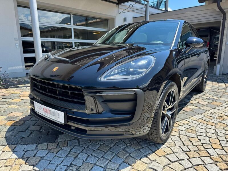 Tiefschwarz (c9x) Gebraucht 2022 Porsche Macan SUV | 65.950 € (Fairer Preis) - Bild 1/4