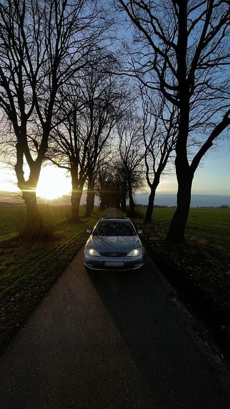 Gebraucht Ford Mondeo Ghia 131 PS (96 kW) 2006 Silber Limousine