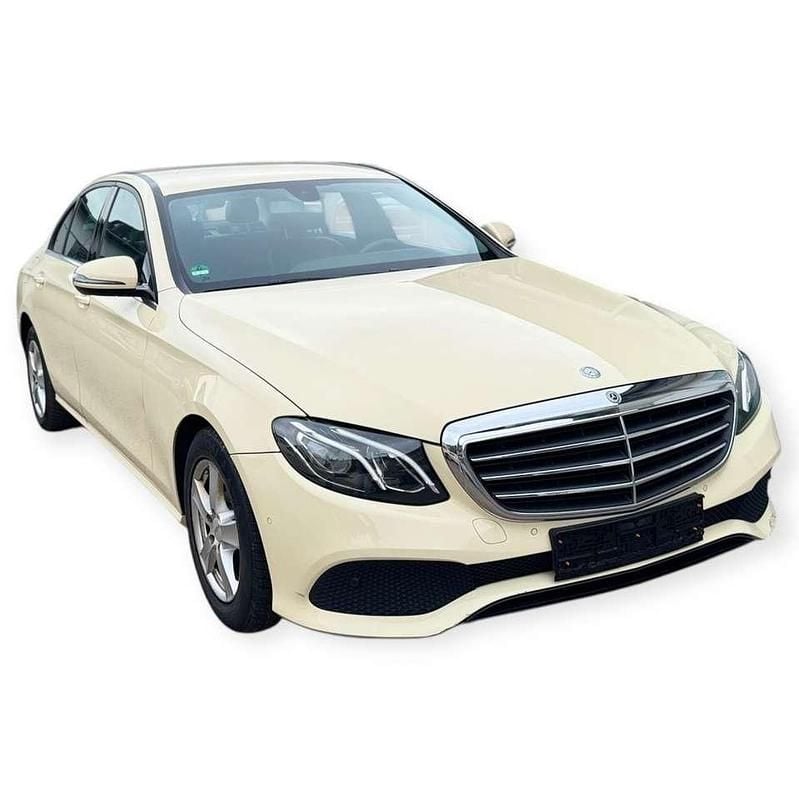 Beige Gebraucht 2020 Mercedes E200 Limousine | 12.499 € (Etwas zu teuer) - Bild 1/4