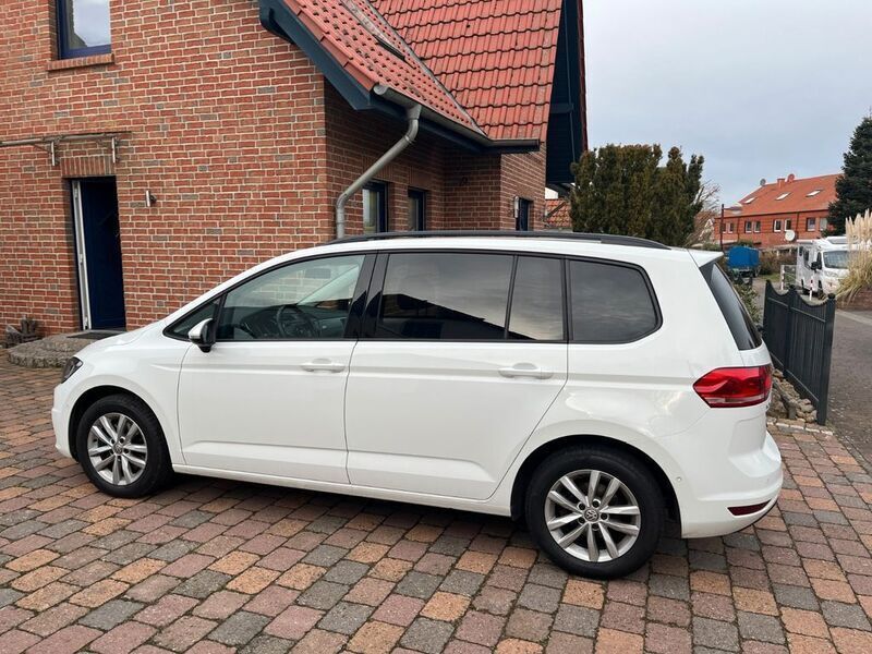 Weiß Gebraucht 2020 VW Touran Comfortline Van / Kleinbus | 19.990 € (Guter Preis) - Bild 1/4