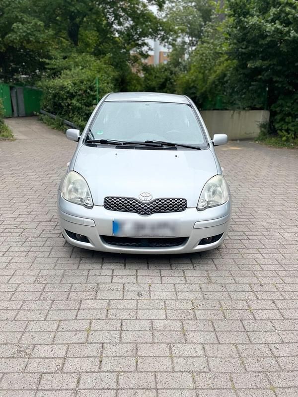 Silber Gebraucht 2005 Toyota Yaris Kleinwagen | 1.500 € (Fairer Preis) - Bild 1/4