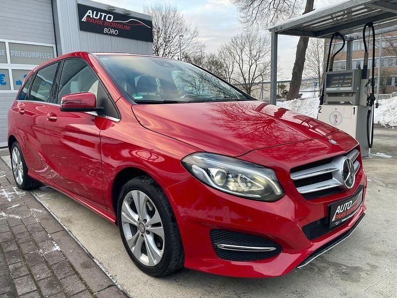 Gebraucht Mercedes B200 Urban 136 PS (100 kW) 2015 Rot Van / Kleinbus