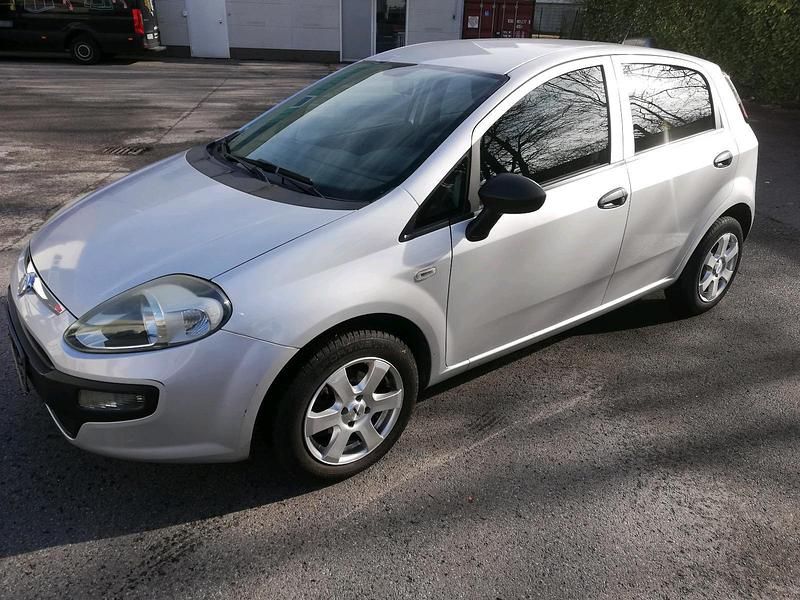 Gebraucht Fiat Punto 78 PS (57 kW) 2012 Silber Kleinwagen