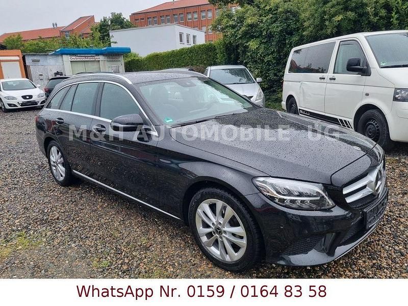 Obsidianschwarz metalliclack Gebraucht 2018 Mercedes C180 Kombi | 13.999 € (Guter Preis) - Bild 1/4