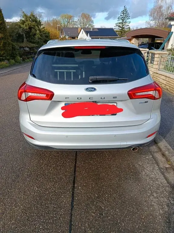 Używany Ford Focus Titanium 125 KM (91 kW) 2020 Srebrny Sedan/Limuzyna